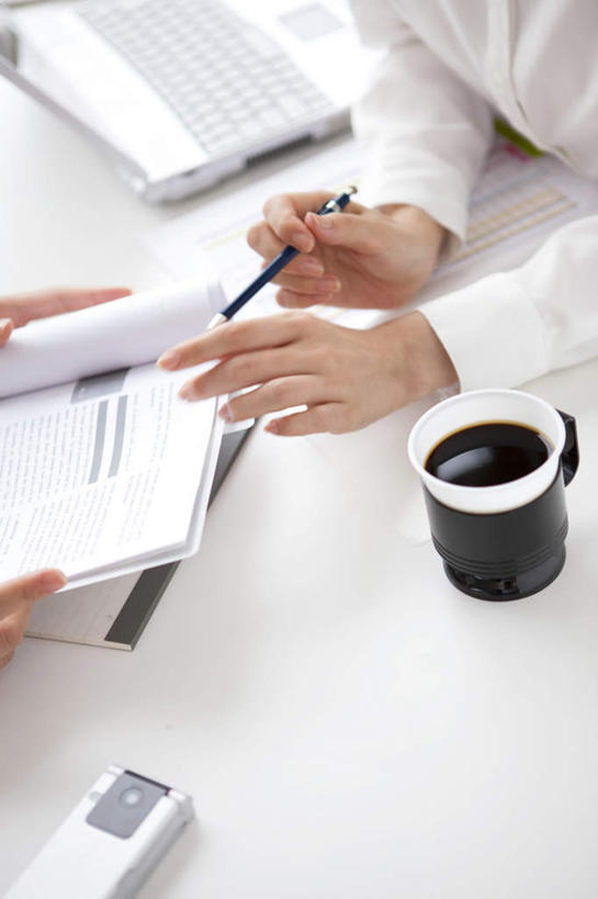 咖啡,东方人,两个人,伙伴,朋友,商务人士,商务女性,办公室,坐,说,打电话,竖图,俯视,室内,特写,白天,讨论,友谊,幸福,合作,团队,桌子,杯子,电话,手机,亚洲,套装,笔,材料,瓷器,档案,文件,办公桌,办公用品,钢笔,咖啡杯,陶瓷制品,一杯,拿,拿着,注视,黄种人,娱乐,通讯设备,文具,饮料,学习用品,资料,观察,看,享受,休闲,温馨,放松,乐趣,战略,观看,文具用品,察看,提神,舒适,关注,文档,瓷杯,醒脑,商务装,工薪阶层,联合,合谋,软饮料,交流,配合,协作,年轻女性,女人,女性,亚洲人,白领,上班族,沟通,讲话,交谈,商讨,说话,谈话,通话,坐着,半身,彩图,高角度拍摄