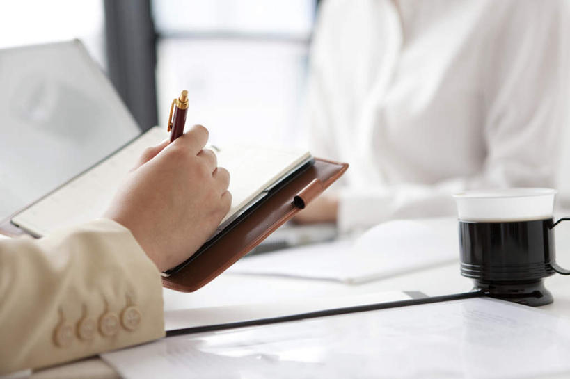 东方人,两个人,伙伴,朋友,商务人士,商务女性,办公室,坐,打电话,横图,室内,特写,白天,正面,友谊,合作,团队,桌子,杯子,电话,手机,亚洲,套装,笔,材料,瓷器,档案,文件,办公桌,办公用品,钢笔,记事本,咖啡杯,陶瓷制品,一杯,拿,拿着,注视,黄种人,通讯设备,文具,本子,笔记本,学习用品,资料,观察,记录,看,战略,观看,文具用品,察看,关注,文档,瓷杯,商务装,工薪阶层,记载,联合,合谋,记实,纪录,交流,配合,协作,年轻女性,女人,女性,亚洲人,白领,上班族,沟通,通话,坐着,半身,彩图