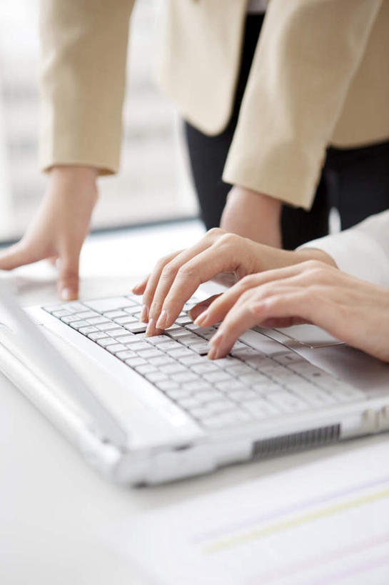 东方人,手,两个人,伙伴,朋友,商务人士,商务女性,办公室,站,坐,竖图,俯视,室内,特写,白天,友谊,合作,团队,桌子,亚洲,双手,敲打,套装,朦胧,模糊,办公桌,注视,黄种人,输入,打字,观察,看,站着,手部,战略,观看,点击,敲击,察看,关注,商务装,工薪阶层,联合,合谋,配合,协作,按键,年轻女性,女人,女性,亚洲人,白领,上班族,站立,坐着,半身,彩图,高角度拍摄