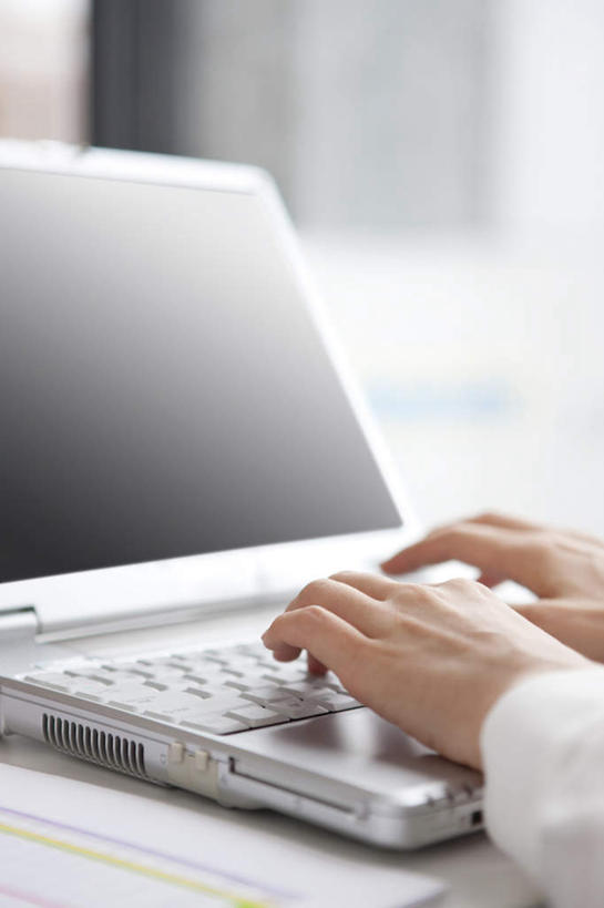 东方人,手,一个人,商务人士,商务女性,竖图,室内,特写,白天,正面,电脑,笔记本电脑,亚洲,仅一个年轻女性,仅一个女性,仅一个人,敲打,套装,朦胧,模糊,网络,注视,黄种人,输入,通讯设备,打字,观察,看,手部,观看,点击,敲击,察看,无线,关注,通信设备,商务装,无线网络,无线上网,便携式电脑,工薪阶层,按键,手提电脑,年轻女性,女人,女性,亚洲人,白领,上班族,半身,彩图