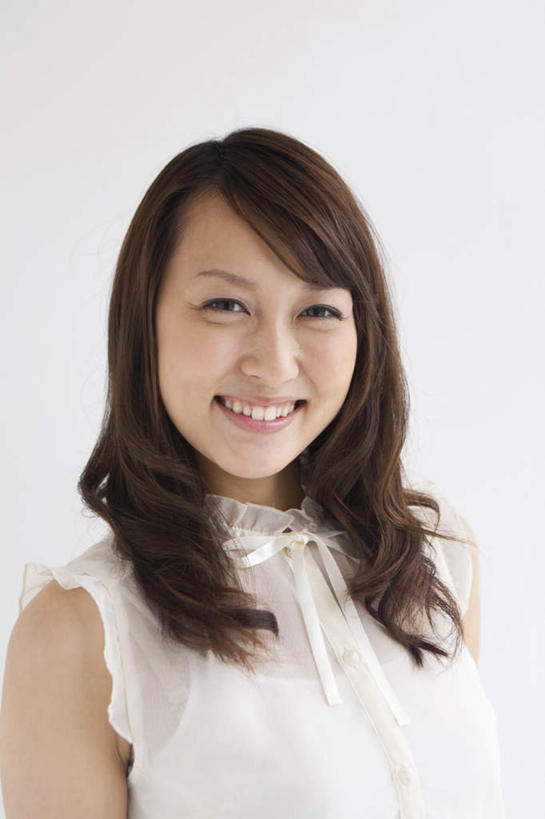 东方人,脸,头,脸颊,一个人,站,笑,微笑,露齿笑,竖图,室内,特写,白天,白色背景,正面,亚洲,仅一个年轻女性,仅一个女性,仅一个人,服装,注视,休闲装,黄种人,衣服,黑色,观察,看,站着,休闲,休闲服,摄影,服饰,影棚,观看,察看,关注,年轻女性,女人,女性,亚洲人,头部,长发,卷发,脸部,脸蛋,面部,站立,半身,彩图,影棚拍摄,拍摄