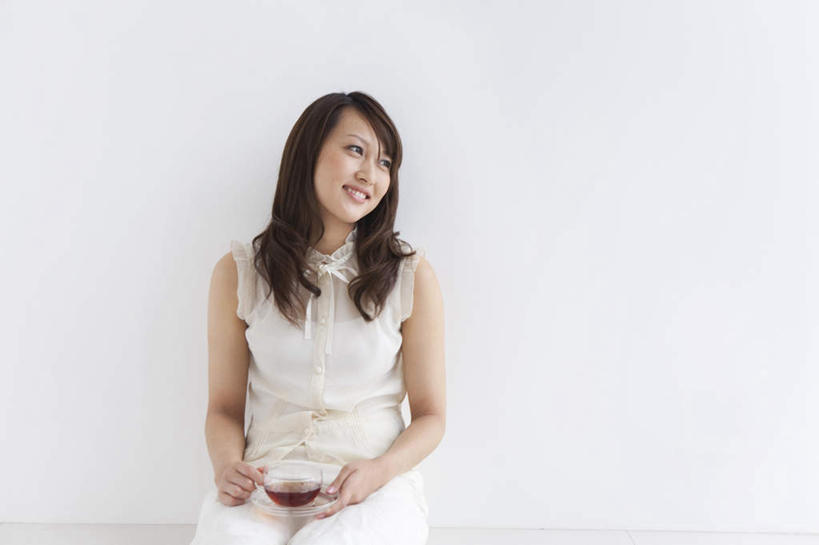 东方人,一个人,坐,笑,微笑,露齿笑,横图,室内,白天,白色背景,正面,裙子,幸福,茶,杯子,餐具,亚洲,仅一个年轻女性,仅一个女性,仅一个人,连衣裙,服装,碟子,盘,茶叶,一杯,拿,拿着,注视,休闲装,黄种人,娱乐,玻璃制品,衣服,白色,黑色,盘子,水杯,碟,观察,看,享受,休闲,温馨,休闲服,放松,乐趣,摄影,服饰,影棚,观看,察看,提神,舒适,关注,醒脑,年轻女性,女人,女性,亚洲人,长发,卷发,玻璃杯,坐着,彩图,全身,影棚拍摄,拍摄