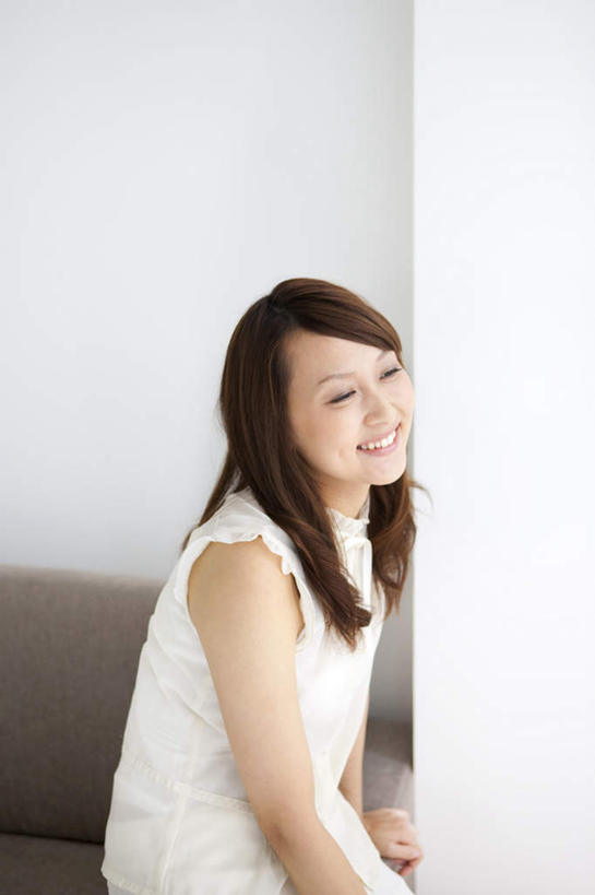 东方人,一个人,坐,笑,微笑,露齿笑,竖图,室内,白天,白色背景,侧面,沙发,亚洲,仅一个年轻女性,仅一个女性,仅一个人,服装,墙,注视,休闲装,黄种人,墙壁,墙面,衣服,白色,黑色,观察,看,休闲,休闲服,摄影,服饰,影棚,观看,察看,关注,年轻女性,女人,女性,亚洲人,长发,卷发,坐着,半身,彩图,影棚拍摄,拍摄,皮沙发