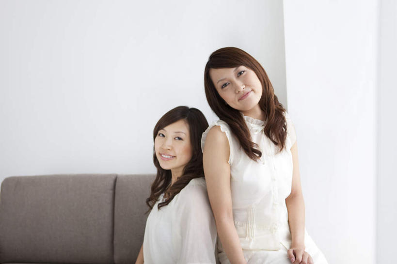 东方人,两个人,伙伴,朋友,坐,笑,微笑,露齿笑,横图,室内,白天,白色背景,正面,友谊,沙发,亚洲,服装,墙,注视,休闲装,黄种人,墙壁,墙面,衣服,黑色,观察,看,休闲,休闲服,摄影,服饰,影棚,观看,察看,关注,友情,年轻女性,女人,女性,亚洲人,长发,卷发,坐着,半身,彩图,影棚拍摄,拍摄,皮沙发