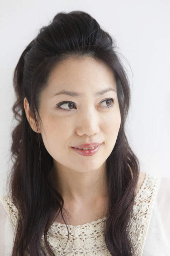 东方人,脸,头,脸颊,一个人,站,笑,微笑,竖图,室内,特写,白天,白色背景,正面,亚洲,仅一个年轻女性,仅一个女性,仅一个人,服装,墙,注视,休闲装,黄种人,墙壁,墙面,衣服,白色,黑色,观察,看,站着,休闲,休闲服,摄影,服饰,影棚,观看,察看,关注,年轻女性,女人,女性,亚洲人,头部,长发,卷发,脸部,脸蛋,面部,站立,半身,彩图,影棚拍摄,拍摄