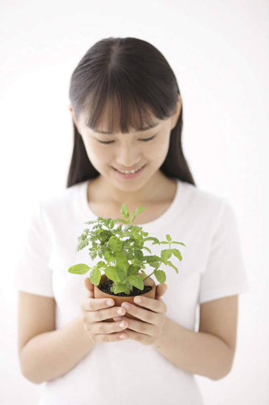 东方人,一个人,捧,笑,微笑,露齿笑,竖图,室内,白天,正面,植物,亚洲,仅一个年轻女性,仅一个女性,仅一个人,服装,装饰,盆栽,盆景,注视,休闲装,黄种人,衣服,绿色,黑色,自然,低头,观察,看,休闲,休闲服,服饰,生长,成长,观看,华丽,修饰,点缀,一盆,察看,关注,衬托,美观,雅致,雅观,年轻女性,女人,女性,亚洲人,长发,端,端着,捧着,手捧,半身,彩图