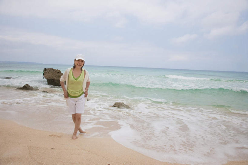 东方人,头发,一个人,站,拉,笑,摸,交叉,微笑,露齿笑,横图,室外,白天,正面,旅游,度假,海浪,海洋,礁石,石头,沙滩,水,帽子,亚洲,仅一个年轻女性,仅一个女性,仅一个人,抚摸,阴影,飞溅,服装,溅,光线,沙子,石子,液体,影子,海岸,浪花,水滴,云,云朵,沙地,云彩,注视,休闲装,黄种人,娱乐,运动帽,水珠,衣服,黄色,蓝色,白色,黑色,白云,蓝天,天空,阳光,海水,天,观察,看,站着,享受,休闲,休闲服,鸭舌帽,放松,服饰,观看,扯,察看,关注,喷洒,海景,相交,交集,一顶,年轻女性,女人,女性,亚洲人,大海,风浪,海,海水的波动,海滩,礁,近岸浪,石块,岩石,涌浪,触摸,接触,站立,彩图,全身