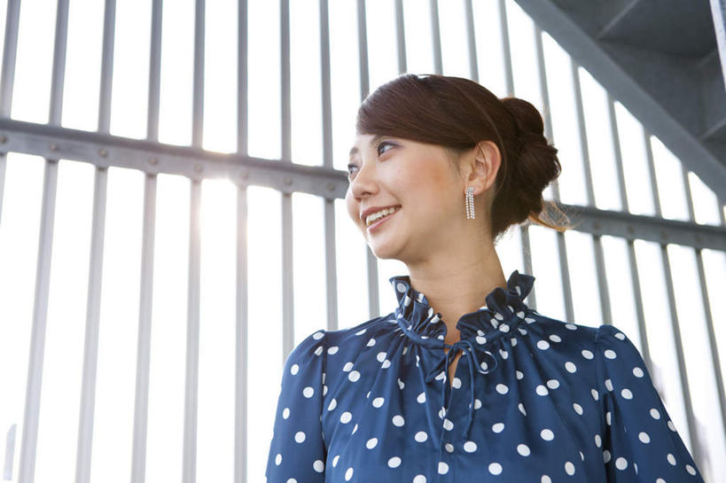 东方人,脸,头,脸颊,头发,一个人,栏杆,站,笑,微笑,露齿笑,横图,室内,白天,仰视,爱情,旅游,度假,亚洲,仅一个年轻女性,仅一个女性,仅一个人,阴影,服装,光线,影子,斑点,墙,围栏,浪漫,扭头,注视,休闲装,黄种人,娱乐,护栏,墙壁,墙面,装饰品,一个,衣服,蓝色,白色,黑色,阳光,耳环,饰品,首饰,观察,看,站着,转头,享受,休闲,休闲服,恩爱,放松,服饰,单个,观看,信物,察看,权利,关注,手饰,年轻女性,女人,女性,亚洲人,头部,长发,脸部,脸蛋,面部,站立,半身,彩图,低角度拍摄