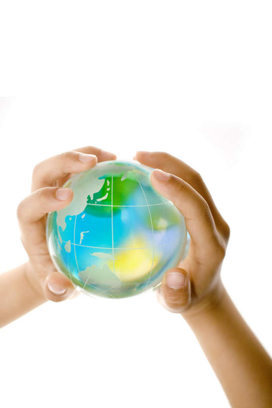 手,捧,摸,竖图,俯视,室内,特写,白天,白色背景,海洋,抚摸,握,阴影,透明,光线,影子,世界地图,地球,陆地,水晶,拿,全球,拿着,一个,阳光,球体,手部,水晶球,握着,摄影,地理,国家,影棚,单个,大陆,世界,触摸,端,端着,接触,捧着,手捧,半身,彩图,高角度拍摄,影棚拍摄,拍摄,大洋,大洲