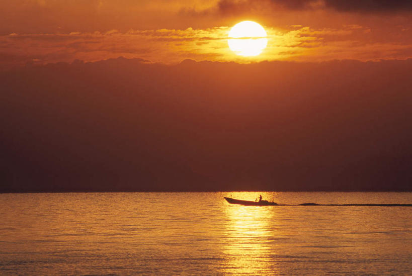 无人,横图,室外,白天,正面,旅游,度假,日出,海浪,海洋,美景,太阳,船,日本,亚洲,一艘,波纹,景观,浪花,水平线,云,云朵,辽阔,木船,朝霞,晨曦,海平线,黎明,云彩,娱乐,白云,水纹,天空,阳光,自然,海水,交通工具,波浪,天,驾驶,行驶,享受,休闲,广阔,金色,景色,放松,一望无际,操纵,控制,舟,自然风光,载具,海景,东亚,操控,本州,本州岛,日本国,近畿地方,近畿,滋贺,滋贺县,把持,无边无际,一马平川,大海,风浪,海,海水的波动,近岸浪,涌浪,朝阳,彩图,破晓,水天相接,水天一线