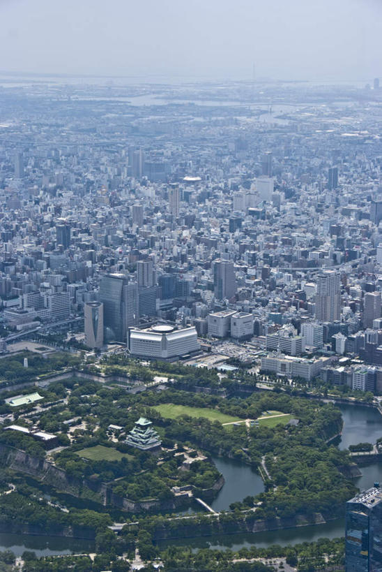 无人,高楼大厦,竖图,俯视,航拍,室外,白天,度假,草地,草坪,美景,植物,城市风光,城市,大厦,道路,建筑,路,摩天大楼,公路,日本,亚洲,阴影,光线,影子,景观,交通,娱乐,草,树,树木,绿色,阳光,自然,享受,休闲,景色,放松,大阪,生长,成长,鸟瞰,东亚,本州,大阪府,本州岛,日本国,近畿地方,近畿,马路,彩图,高角度拍摄,大楼,高层建筑,高楼,摩天楼