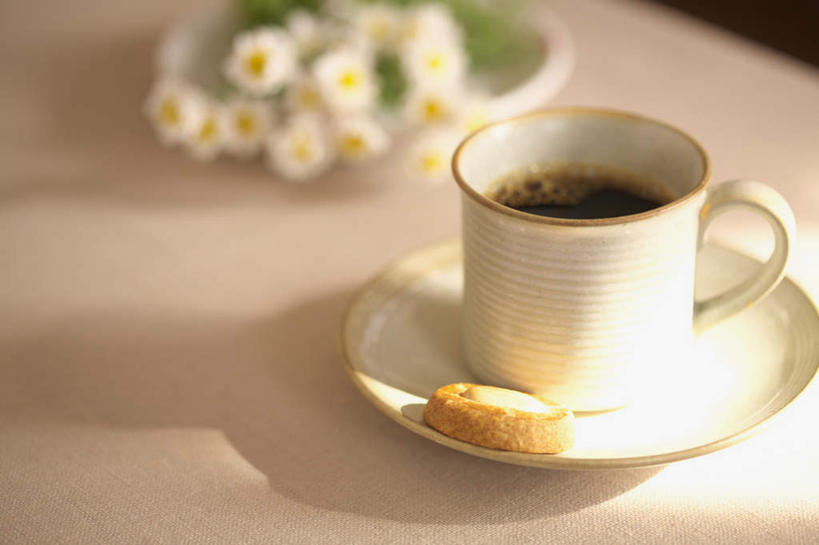 无人,横图,俯视,室内,特写,白天,快乐,幸福,桌面,杯子,餐具,阴影,朦胧,模糊,盛开,光线,瓷器,碟子,盘,影子,勺子,玛格丽特,咖啡杯,陶瓷制品,花蕾,雏菊,花,花瓣,花朵,鲜花,一个,白色,阳光,盘子,调羹,碟,汤匙,花苞,花蕊,菊花,活力,单个,希望,坚强,瓷杯,和平,离别,延命菊,幸福花,春菊,马兰头花,暗恋,纯情,单恋,天真,彩图,高角度拍摄,愉快