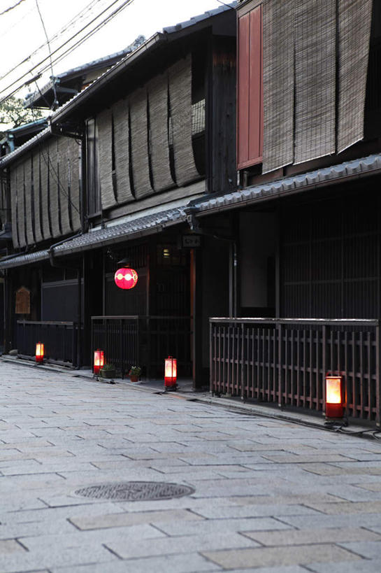 无人,家,竖图,室外,白天,正面,旅游,度假,美景,照明,京都,日本,亚洲,阴影,光线,壁灯,瓷砖,地砖,影子,房屋,墙,屋子,景观,灯光,地面,娱乐,楼房,墙壁,墙面,住宅,灯,阳光,自然,灯具,享受,休闲,景色,放松,京都府,照亮,照明设备,自然风光,东亚,本州,本州岛,日本国,近畿地方,近畿,彩图,房子