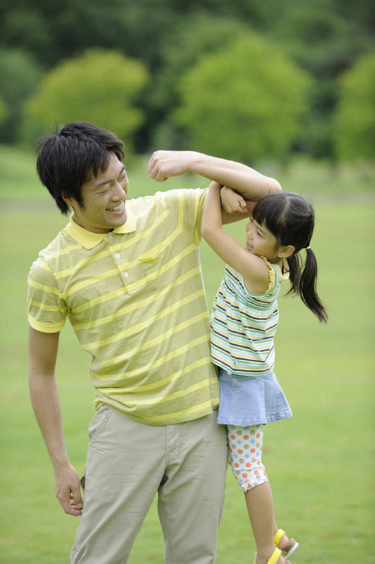 东方人,儿童,肌肉,头发,健壮,两个人,家庭,父亲,女儿,站,举,笑,摸,微笑,露齿笑,竖图,室外,白天,正面,旅游,度假,游戏,纯洁,草地,草坪,植物,亚洲,抚摸,阴影,条纹,服装,朦胧,模糊,光线,影子,玩,注视,休闲装,黄种人,娱乐,相视,草,树,树木,小孩,衣服,黄色,绿色,白色,黑色,阳光,自然,观察,看,托,站着,享受,休闲,健康,温暖,温馨,父女,一家人,面对面,休闲服,放松,父爱,活力,可爱,力量,童年,童趣,服饰,生长,成长,观看,活动,青春,对视,和睦,察看,强壮,发泄,关注,消遣,智力,相对,童真,烂漫,无邪,相看,宣泄,天真,男人,男性,年轻男性,女孩,亚洲人,孩子,年轻人,长发,触摸,接触,举起,举手,举着,玩耍,嬉戏,向上举,向上伸,向上托,站立,半身,彩图,融洽,女生