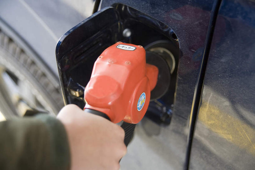 东方人,手,一个人,摸,横图,俯视,室外,特写,白天,汽车,亚洲,仅一个男性,仅一个人,一把,一辆,抚摸,握,阴影,朦胧,模糊,光线,工具,影子,拿,拿着,黄种人,车,仅一个年轻男性,红色,阳光,交通工具,轿车,手部,握着,单手,操作,载具,加油枪,计量加油枪,输油枪,油枪,男人,男性,年轻男性,亚洲人,触摸,接触,半身,彩图,高角度拍摄