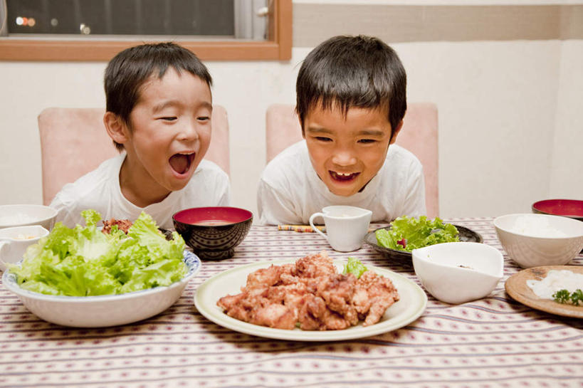 东方人,儿童,头发,两个人,家庭,兄弟,坐,笑,摸,微笑,露齿笑,横图,室内,夜晚,正面,烹饪,纯洁,餐桌,筷子,桌子,蔬菜,餐具,亚洲,一堆,抚摸,堆叠,堆积,服装,新鲜,碟子,盘,墙,生菜,莴苣,鸡肉,肉,日本料理,料理,食品,注视,休闲装,黄种人,文化,传统,菜肴,美食,肉类,墙壁,墙面,食物,小孩,衣服,白色,黑色,盘子,碟,碗,日式料理,观察,看,张嘴,休闲,日式,温暖,温馨,一家人,休闲服,可爱,童年,童趣,服饰,佳肴,有机食品,绿色食品,餐台,观看,堆,礼节,和睦,察看,关注,礼仪,张大嘴巴,肉食,童真,烂漫,无邪,春菜,鹅仔菜,莴仔菜,千金菜,叶用莴苣,天真,男孩,男人,男性,亚洲人,进餐用具,张开嘴,触摸,接触,坐着,半身,彩图,融洽,男生