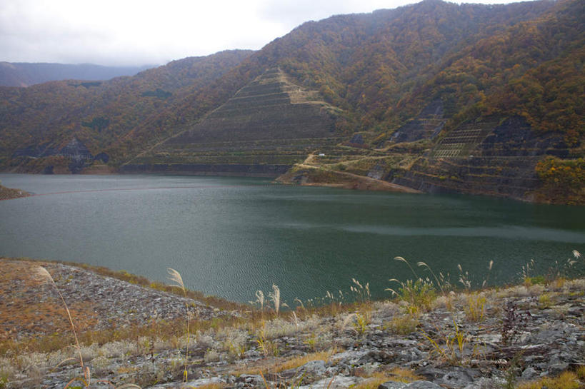 无人,横图,俯视,室外,白天,旅游,度假,灌溉,草地,草坪,湖,湖泊,美景,山,山脉,水,植物,建筑,日本,亚洲,蓄水,阴影,光线,影子,湖面,景观,山峰,水流,水面,云,云朵,山峦,云彩,娱乐,建设,水坝,水库,草,树,树木,蓝色,绿色,白云,蓝天,天空,阳光,自然,湖水,群山,天,享受,休闲,发电,景色,放松,生长,成长,自然风光,东亚,坝,航运,本州,本州岛,日本国,中部地方,新潟,新潟县,防洪,供水,水力发电,彩图,高角度拍摄