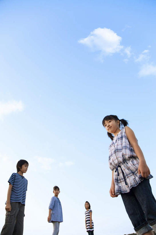 东方人,儿童,头发,四个人,站,笑,微笑,露齿笑,竖图,室外,白天,仰视,旅游,度假,纯洁,成功,合作,团队,集体,信心,美景,亚洲,阴影,服装,光线,影子,景观,云,云朵,云彩,扭头,注视,休闲装,黄种人,娱乐,队伍,小孩,衣服,蓝色,黑色,灰色,白云,蓝天,天空,阳光,自然,天,观察,看,站着,转头,享受,休闲,休闲服,景色,放松,可爱,童年,童趣,服饰,观看,察看,成就,关注,自然风光,合伙,童真,烂漫,无邪,天真,男孩,男人,男性,女孩,女人,女性,亚洲人,长发,站立,半身,彩图,低角度拍摄,男生,女生