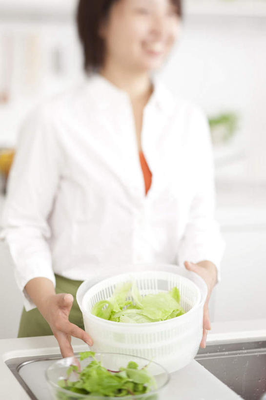 东方人,头发,一个人,站,捧,笑,摸,微笑,露齿笑,竖图,室内,白天,正面,厨房,柜子,蔬菜,亚洲,仅一个年轻女性,仅一个女性,仅一个人,一堆,抚摸,握,阴影,堆叠,堆积,服装,朦胧,模糊,新鲜,光线,影子,生菜,莴苣,食品,灶头,拿,拿着,注视,休闲装,黄种人,食物,衣服,白色,黑色,阳光,橱柜,观察,看,站着,休闲,休闲服,握着,服饰,有机食品,绿色食品,观看,堆,察看,关注,春菜,鹅仔菜,莴仔菜,千金菜,叶用莴苣,年轻女性,女人,女性,亚洲人,触摸,端,端着,接触,捧着,手捧,站立,半身,彩图,灶间