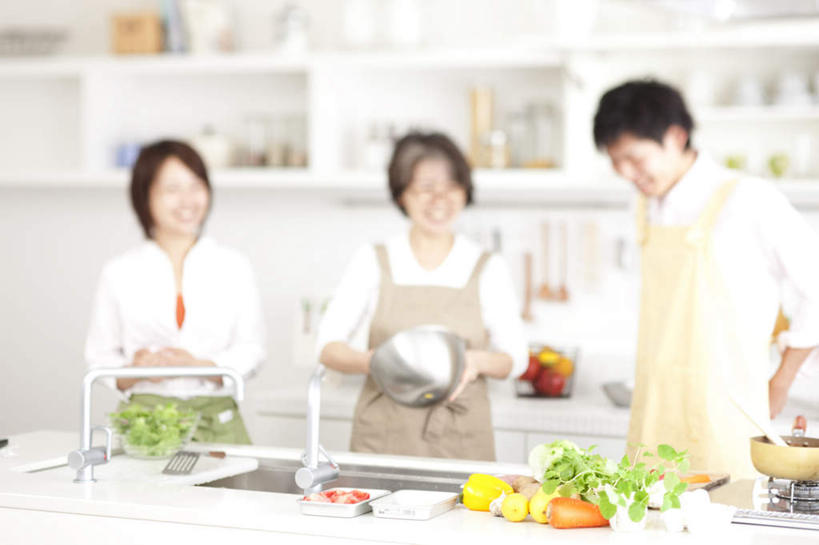 东方人,头发,三个人,家庭,夫妻,母亲,女儿,儿子,站,笑,摸,微笑,露齿笑,横图,室内,白天,正面,爱情,烹饪,厨房,萝卜,胡萝卜,蔬菜,西红柿,椰菜,卷心菜,餐具,厨具,金属制品,亚洲,撑,抚摸,切开,握,服装,朦胧,模糊,新鲜,金属,碟子,工具,盘,食品,刀具,灶头,浪漫,拿,拿着,注视,休闲装,黄种人,食物,衣服,白色,黑色,盘子,碟,刀,低头,观察,看,切,站着,休闲,温暖,温馨,母女,母子,一家人,休闲服,恩爱,母爱,握着,恋人,服饰,有机食品,绿色食品,观看,和睦,察看,撑着,关注,菜刀,剖面,烹饪用具,切面,切菜刀,老年女性,男人,男性,年轻男性,年轻女性,女人,女性,亚洲人,夫妇,情侣,烹调用具,结球甘蓝,红萝卜,甘荀,甘兰,番茄,包心菜,触摸,接触,烹调,站立,半身,彩图,灶间,伴侣,融洽