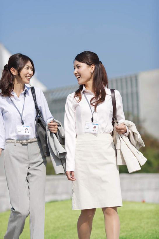 东方人,背,头发,两个人,伙伴,朋友,高楼大厦,站,笑,摸,微笑,露齿笑,竖图,室外,白天,正面,友谊,草地,草坪,植物,大厦,建筑,摩天大楼,亚洲,抚摸,阴影,服装,光线,包,皮包,影子,云,云朵,云彩,注视,休闲装,黄种人,相视,草,树,树木,两个,衣服,蓝色,绿色,白色,黑色,白云,蓝天,天空,阳光,自然,天,背着,观察,看,站着,休闲,面对面,休闲服,服饰,生长,成长,观看,对视,单肩包,察看,关注,相对,相看,友情,年轻女性,女人,女性,亚洲人,触摸,接触,站立,半身,彩图,大楼,高层建筑,高楼,摩天楼