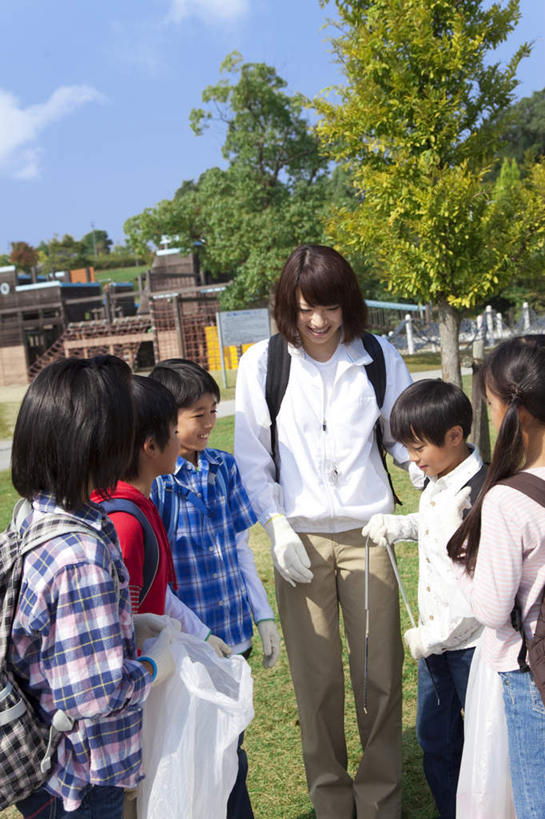 东方人,儿童,头发,站,笑,摸,微笑,露齿笑,竖图,俯视,室外,白天,旅游,度假,纯洁,成功,合作,团队,集体,信心,草地,草坪,植物,亚洲,抚摸,阴影,服装,光线,包,书包,影子,云,云朵,许多人,云彩,注视,休闲装,黄种人,娱乐,队伍,草,树,树木,小孩,衣服,红色,蓝色,绿色,黑色,白云,蓝天,天空,阳光,自然,背包,天,低头,观察,看,站着,一群人,享受,休闲,休闲服,放松,可爱,童年,童趣,服饰,生长,成长,观看,察看,成就,关注,合伙,童真,烂漫,无邪,天真,男孩,男人,男性,年轻女性,女孩,女人,女性,亚洲人,触摸,接触,站立,半身,彩图,高角度拍摄,双肩包,男生,女生