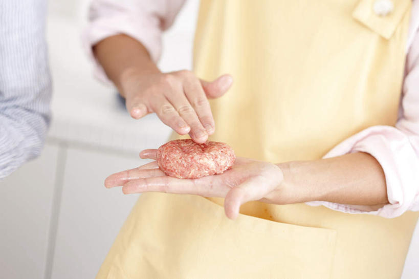 东方人,两个人,家庭,夫妻,站,捧,摸,横图,俯视,室内,白天,爱情,亚洲,一块,抚摸,握,阴影,服装,朦胧,模糊,光线,围裙,影子,墙,肉,浪漫,拿,拿着,休闲装,黄种人,猪肉,肉类,墙壁,墙面,衣服,黄色,红色,白色,阳光,按,低头,站着,休闲,温暖,温馨,一家人,休闲服,恩爱,握着,恋人,服饰,和睦,肉食,豚肉,男人,男性,年轻男性,年轻女性,女人,女性,亚洲人,夫妇,情侣,触摸,端,端着,接触,捧着,手捧,站立,半身,彩图,高角度拍摄,伴侣,融洽