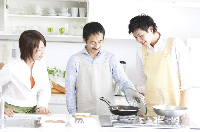 东方人,头发,三个人,家庭,夫妻,父亲,女儿,儿子,站,笑,摸,微笑,露齿笑,横图,室内,白天,正面,爱情,烹饪,植物,厨房,柜子,餐具,厨具,亚洲,一排,抚摸,握,服装,整齐,碟子,工具,盘,盆栽,围裙,盆景,灶头,浪漫,拿,拿着,注视,休闲装,黄种人,干净,排列,衣服,黄色,绿色,白色,黑色,自然,盘子,橱柜,碟,低头,观察,看,站着,休闲,温暖,温馨,父女,父子,一家人,休闲服,恩爱,父爱,握着,恋人,服饰,生长,成长,观看,和睦,察看,卫生,队列,关注,烹饪用具,老年男性,男人,男性,年轻男性,年轻女性,女人,女性,亚洲人,长发,夫妇,情侣,烹调用具,洗涤用具,触摸,接触,烹调,洗涤,站立,半身,彩图,灶间,伴侣,融洽