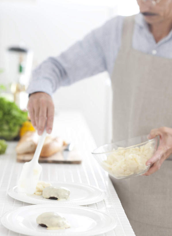 东方人,一个人,站,捧,摸,竖图,俯视,室内,白天,厨房,蔬菜,餐具,亚洲,仅一个男性,仅一个人,抚摸,握,服装,新鲜,碟子,盘,围裙,勺子,墙,生菜,莴苣,肉,食品,灶头,拿,拿着,注视,休闲装,黄种人,猪肉,肉类,墙壁,墙面,食物,衣服,白色,灰色,盘子,调羹,碟,汤匙,观察,看,站着,仅一个老年男性,休闲,休闲服,握着,服饰,有机食品,绿色食品,观看,察看,关注,肉食,豚肉,春菜,鹅仔菜,莴仔菜,千金菜,叶用莴苣,老年男性,男人,男性,亚洲人,触摸,端,端着,接触,捧着,手捧,站立,半身,彩图,高角度拍摄,灶间