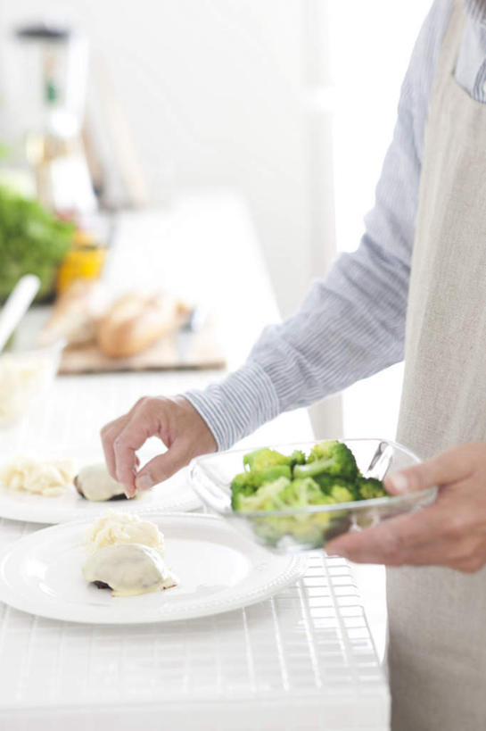 东方人,一个人,站,捧,摸,竖图,俯视,室内,白天,厨房,萝卜,胡萝卜,蔬菜,餐具,亚洲,仅一个男性,仅一个人,抚摸,握,阴影,服装,新鲜,光线,碟子,盘,影子,墙,生菜,莴苣,食品,灶头,拿,拿着,休闲装,黄种人,墙壁,墙面,食物,衣服,蓝色,阳光,盘子,碟,站着,仅一个老年男性,休闲,休闲服,握着,服饰,有机食品,绿色食品,春菜,鹅仔菜,莴仔菜,千金菜,叶用莴苣,老年男性,男人,男性,亚洲人,红萝卜,甘荀,触摸,端,端着,接触,捧着,手捧,站立,半身,彩图,高角度拍摄,灶间