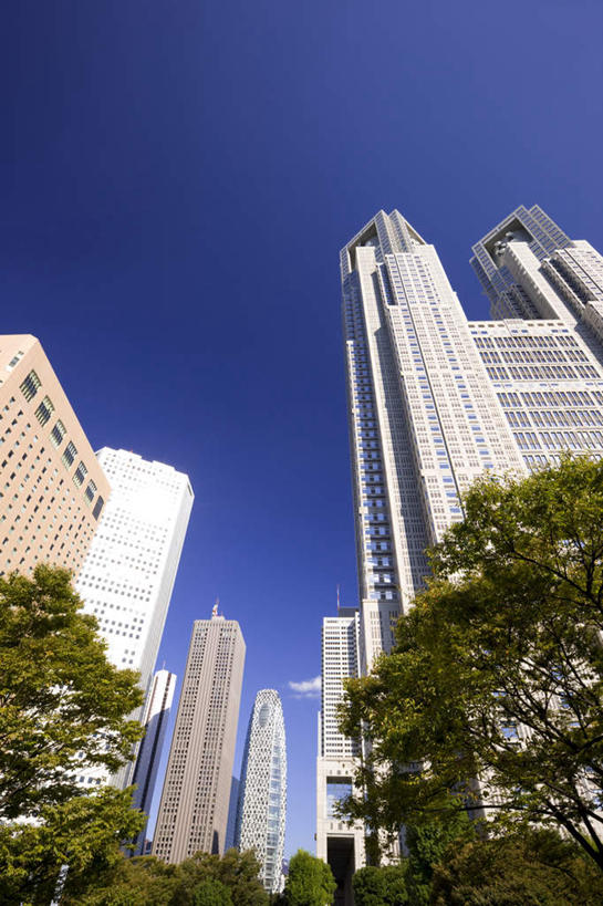 无人,高楼大厦,竖图,室外,白天,仰视,度假,美景,植物,城市风光,城市,大厦,建筑,摩天大楼,东京,日本,亚洲,阴影,光线,影子,景观,娱乐,树,树木,蓝色,绿色,蓝天,天空,阳光,自然,天,享受,休闲,景色,放松,生长,晴朗,成长,东亚,本州,万里无云,关东地方,本州岛,日本国,东京都,晴空,晴空万里,彩图,低角度拍摄,大楼,高层建筑,高楼,摩天楼