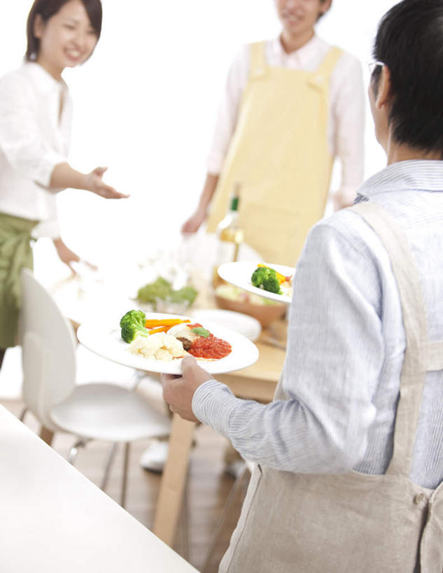 东方人,头发,三个人,家庭,夫妻,父亲,女儿,儿子,站,走,捧,笑,摸,微笑,露齿笑,竖图,俯视,室内,白天,爱情,餐桌,地板,桌子,萝卜,胡萝卜,蔬菜,西红柿,餐具,椅子,亚洲,抚摸,握,服装,新鲜,碟子,盘,木椅,墙,花菜,花椰菜,西兰花,食品,地面,浪漫,拿,拿着,注视,休闲装,黄种人,木地板,墙壁,墙面,食物,衣服,白色,黑色,盘子,碟,观察,看,站着,休闲,温暖,温馨,父女,父子,一家人,休闲服,恩爱,父爱,握着,恋人,服饰,有机食品,绿色食品,餐台,观看,和睦,察看,关注,老年男性,男人,男性,年轻男性,年轻女性,女人,女性,亚洲人,长发,夫妇,情侣,红萝卜,甘荀,番茄,步行,触摸,端,端着,接触,捧着,散步,手捧,站立,走路,半身,彩图,高角度拍摄,伴侣,融洽