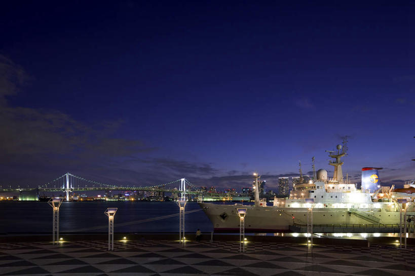 无人,高楼大厦,码头,横图,俯视,航拍,室外,夜晚,度假,草地,草坪,河流,美景,水,植物,城市风光,城市,大厦,港口,建筑,路灯,摩天大楼,照明,东京,日本,亚洲,阴影,反射,影子,河水,景观,水流,云,云朵,灯光,彩虹大桥,地面,云彩,娱乐,灯,草,树,树木,蓝色,绿色,白云,蓝天,天空,自然,天,享受,休闲,景色,放松,生长,成长,照亮,照明设备,鸟瞰,东亚,本州,关东地方,本州岛,日本国,东京都,日本彩虹大桥,彩图,高角度拍摄,摆渡口,埠头,大楼,渡口,渡头,港湾,高层建筑,高楼,海港,货运码头,口岸,摩天楼,商港