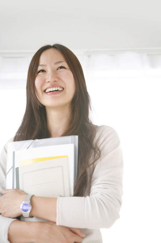 东方人,头发,一个人,站,捧,笑,摸,微笑,露齿笑,竖图,室内,白天,正面,亚洲,仅一个年轻女性,仅一个女性,仅一个人,抚摸,握,服装,时间,材料,档案,时钟,手表,文件,墙,拿,计时,拿着,注视,休闲装,黄种人,墙壁,墙面,一个,衣服,白色,黑色,资料,钟表,观察,看,站着,休闲,休闲服,表,握着,服饰,单个,观看,腕表,察看,关注,文档,年轻女性,女人,女性,亚洲人,长发,钟,触摸,端,端着,接触,捧着,手捧,站立,半身,彩图