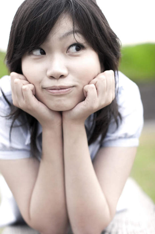 东方人,头发,一个人,坐,笑,摸,微笑,露齿笑,竖图,室外,白天,正面,旅游,度假,亚洲,仅一个年轻女性,仅一个女性,仅一个人,撑,抚摸,阴影,服装,朦胧,模糊,光线,影子,云,云朵,云彩,托腮,注视,休闲装,黄种人,娱乐,衣服,蓝色,白色,黑色,白云,蓝天,天空,阳光,天,观察,看,托,享受,休闲,休闲服,放松,服饰,观看,察看,撑着,关注,托下巴,年轻女性,女人,女性,亚洲人,长发,触摸,接触,坐着,半身,彩图