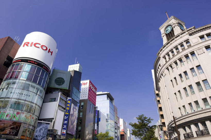 无人,高楼大厦,横图,室外,白天,仰视,度假,草地,草坪,美景,植物,窗户,城市风光,城市,大厦,建筑,摩天大楼,指示牌,东京,日本,亚洲,一排,许多,阴影,整齐,光线,标志,文字,影子,景观,娱乐,标识,玻璃窗,草,树,树木,排列,蓝色,绿色,蓝天,天空,阳光,自然,天,享受,休闲,景色,放松,生长,晴朗,成长,队列,东亚,本州,万里无云,关东地方,本州岛,日本国,东京都,晴空,晴空万里,彩图,低角度拍摄,大楼,高层建筑,高楼,摩天楼