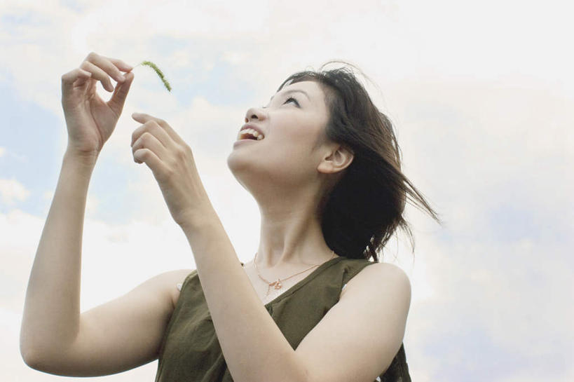 东方人,头发,一个人,站,举,笑,摸,微笑,露齿笑,横图,室外,白天,仰视,旅游,度假,亚洲,仅一个年轻女性,仅一个女性,仅一个人,抚摸,握,阴影,服装,光线,影子,云,云朵,拿,云彩,拿着,注视,休闲装,黄种人,娱乐,衣服,蓝色,绿色,黑色,白云,蓝天,天空,阳光,天,观察,看,托,站着,张嘴,享受,休闲,休闲服,放松,握着,服饰,观看,察看,关注,张大嘴巴,年轻女性,女人,女性,亚洲人,长发,张开嘴,触摸,接触,举起,举手,举着,抬头,向上举,向上伸,向上托,仰头,站立,半身,彩图,低角度拍摄