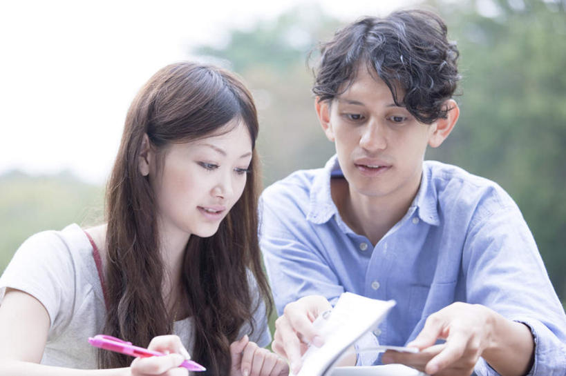 东方人,头发,两个人,家庭,夫妻,坐,笑,摸,微笑,露齿笑,横图,室外,白天,正面,爱情,旅游,度假,草地,草坪,植物,亚洲,抚摸,握,写,阴影,服装,光线,笔,影子,云,云朵,办公用品,记事本,浪漫,拿,云彩,拿着,注视,休闲装,黄种人,娱乐,文具,草,树,树木,衣服,粉色,蓝色,绿色,黑色,白云,蓝天,天空,阳光,自然,本子,笔记本,学习用品,天,观察,记录,看,享受,休闲,温暖,温馨,一家人,休闲服,恩爱,放松,握着,恋人,服饰,生长,成长,观看,文具用品,一支,和睦,察看,关注,男人,男性,年轻男性,年轻女性,女人,女性,亚洲人,长发,夫妇,情侣,触摸,接触,坐着,半身,彩图,伴侣,融洽