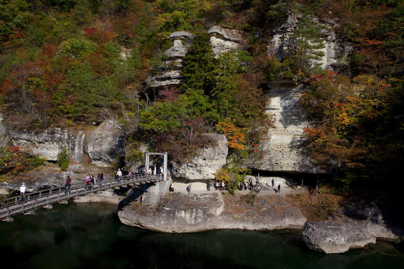 东方人,站,走,横图,俯视,室外,白天,旅游,度假,草地,草坪,湖,湖泊,石头,美景,水,植物,日本,亚洲,阴影,波纹,光线,木板,石子,影子,湖面,景观,水流,水面,桥,木桥,许多人,黄种人,娱乐,栈桥,草,树,树木,绿色,水纹,阳光,自然,波浪,湖水,站着,一群人,享受,休闲,景色,放松,生长,成长,人行桥,木板桥,自然风光,东亚,本州,本州岛,日本国,东北地方,福岛,福岛县,男人,男性,年轻男性,年轻女性,女人,女性,亚洲人,石块,岩石,步行,散步,站立,走路,半身,彩图,高角度拍摄