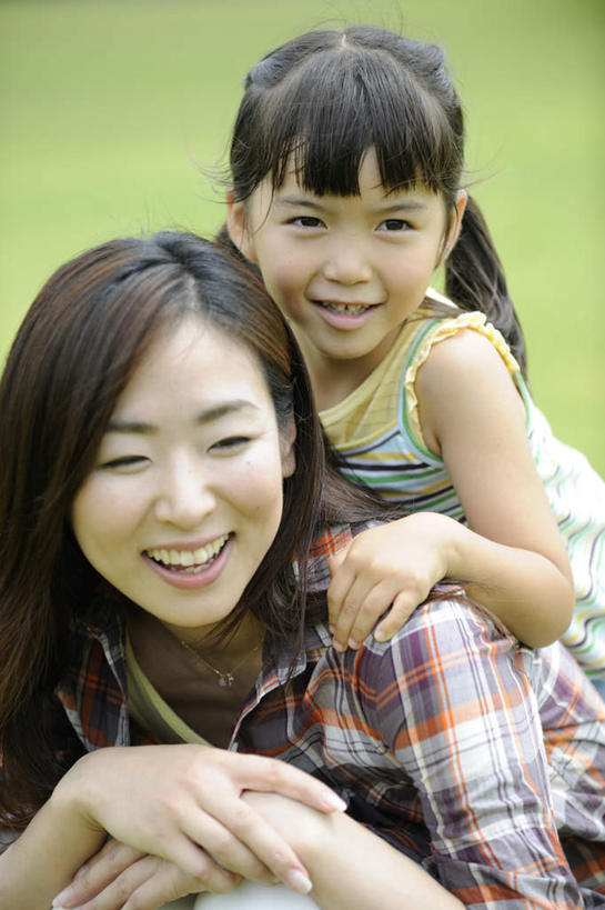 东方人,儿童,头发,两个人,家庭,母亲,女儿,坐,笑,摸,微笑,露齿笑,竖图,俯视,室外,白天,旅游,度假,纯洁,亚洲,撑,抚摸,阴影,服装,朦胧,模糊,光线,影子,扭头,注视,休闲装,黄种人,娱乐,小孩,衣服,绿色,黑色,阳光,观察,看,趴着,转头,享受,休闲,温暖,温馨,母女,一家人,休闲服,放松,可爱,母爱,童年,童趣,服饰,观看,和睦,察看,撑着,关注,童真,烂漫,无邪,天真,年轻女性,女孩,女人,女性,亚洲人,孩子,年轻人,长发,触摸,接触,趴,坐着,半身,彩图,高角度拍摄,融洽,女生