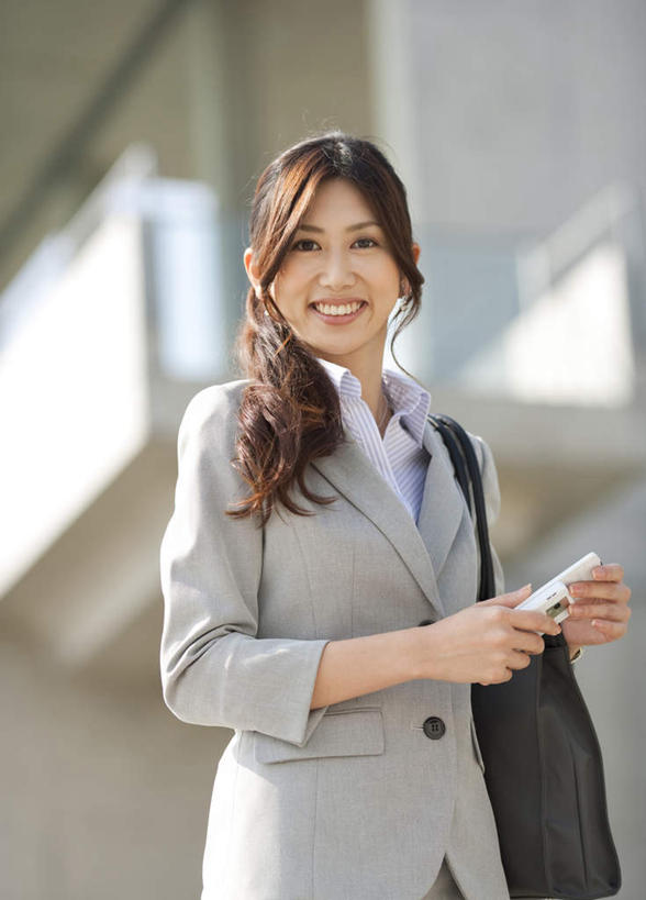 东方人,头发,商务人士,商务女性,站,笑,摸,微笑,露齿笑,竖图,室外,白天,正面,衬衫,旅游,度假,窗户,亚洲,抚摸,阴影,套装,朦胧,模糊,光线,包,皮包,影子,墙,拎,扭头,注视,黄种人,娱乐,玻璃窗,墙壁,墙面,一个,黑色,阳光,观察,看,站着,转头,享受,休闲,放松,单个,观看,单肩包,察看,关注,商务装,工薪阶层,亚洲人,长发,白领,上班族,触摸,接触,站立,半身,彩图,衬衣,拎着