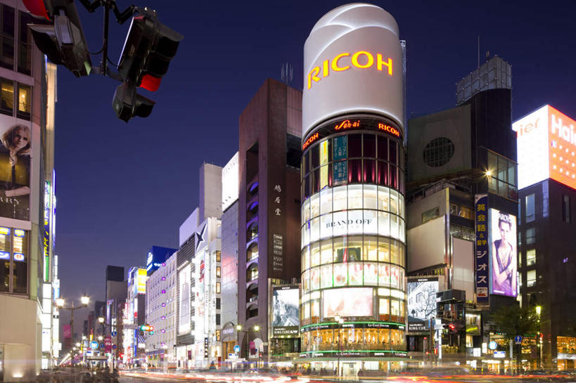 无人,高楼大厦,商店,横图,室外,夜晚,仰视,购物,度假,安全,消费,草地,草坪,美景,植物,城市风光,超市,城市,大厦,道路,建筑,路,路灯,摩天大楼,公路,照明,东京,日本,亚洲,许多,景观,云,云朵,红绿灯,灯光,信号灯,交通,云彩,娱乐,灯,草,树,树木,绿色,白云,天空,自然,天,享受,休闲,景色,放松,警示,金融,百货,生长,成长,照亮,照明设备,提示,流通,选购,贸易,百货公司,东亚,交通信号灯,本州,行人信号灯,关东地方,本州岛,日本国,东京都,血拼,马路,彩图,低角度拍摄,大楼,高层建筑,高楼,购物商场,购物中心,摩天楼,商业中心