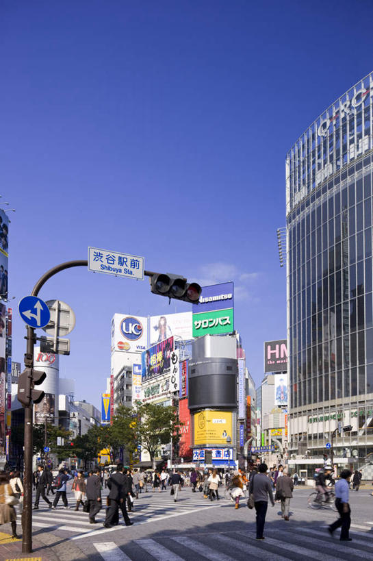 东方人,商店,站,走,竖图,室外,白天,正面,购物,旅游,度假,安全,消费,草地,草坪,植物,超市,道路,路,路灯,人行横道,指示牌,公路,照明,东京,日本,亚洲,标志,文字,红绿灯,人行道,灯光,信号灯,交通,许多人,黄种人,娱乐,标识,灯,草,树,树木,蓝色,绿色,蓝天,天空,自然,天,站着,一群人,享受,休闲,放松,警示,金融,百货,生长,成长,照亮,照明设备,提示,人行横道线,流通,选购,贸易,百货公司,东亚,交通信号灯,本州,行人信号灯,关东地方,本州岛,日本国,东京都,血拼,男人,男性,年轻男性,年轻女性,女人,女性,亚洲人,斑马线,马路,步行,散步,站立,走路,彩图,全身,购物商场,购物中心,商业中心