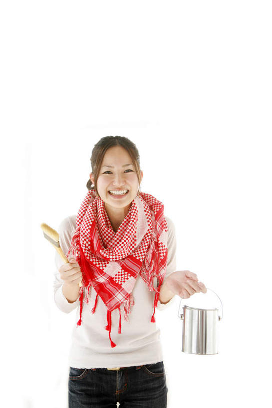 东方人,头发,一个人,站,笑,摸,微笑,露齿笑,竖图,室内,白天,白色背景,正面,亚洲,仅一个年轻女性,仅一个女性,仅一个人,一条,抚摸,握,服装,裤子,装饰,包,皮包,拿,拎,拿着,注视,牛仔裤,休闲装,黄种人,一个,衣服,红色,白色,黑色,灰色,围巾,观察,看,站着,休闲,温暖,休闲服,握着,摄影,服饰,影棚,单个,围脖,观看,保暖,华丽,单肩包,点缀,察看,御寒,关注,衬托,美观,雅致,雅观,年轻女性,女人,女性,亚洲人,长发,触摸,接触,站立,半身,彩图,影棚拍摄,拍摄,拎着