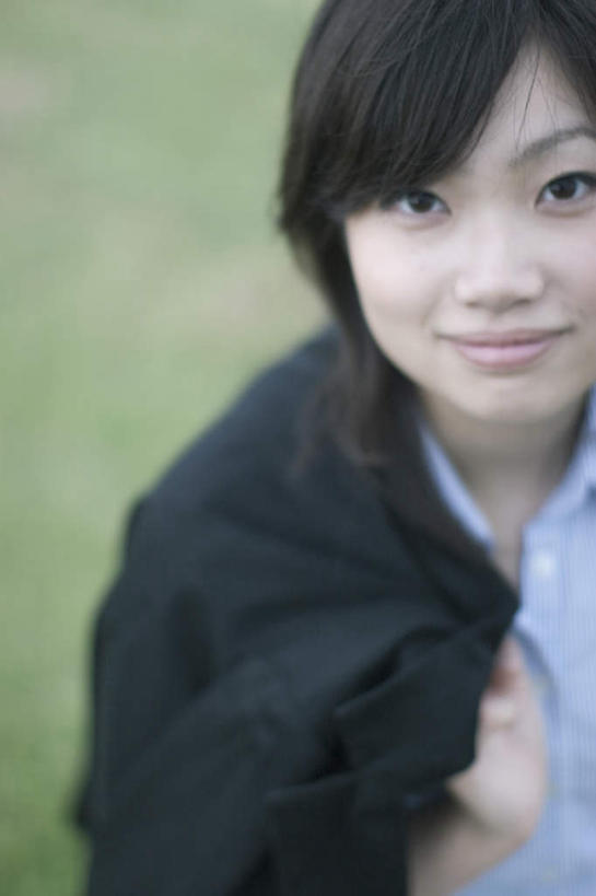 东方人,头发,一个人,站,笑,微笑,露齿笑,竖图,俯视,室外,白天,衬衫,旅游,度假,草地,草坪,植物,亚洲,仅一个年轻女性,仅一个女性,仅一个人,阴影,朦胧,模糊,光线,影子,拎,注视,黄种人,娱乐,草,蓝色,绿色,黑色,阳光,观察,看,站着,享受,休闲,放松,观看,察看,关注,年轻女性,女人,女性,亚洲人,抬头,仰头,站立,半身,彩图,高角度拍摄,衬衣,拎着