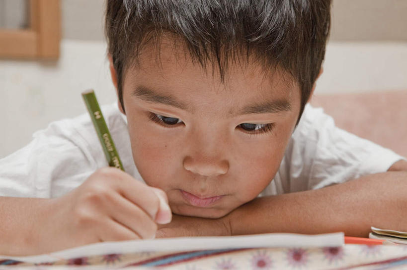 东方人,儿童,脸,头,脸颊,头发,一个人,坐,摸,横图,室内,特写,白天,正面,纯洁,桌子,亚洲,仅一个男性,仅一个人,撑,抚摸,握,写,学习,阴影,服装,光线,笔,影子,墙,办公用品,记事本,拿,拿着,休闲装,黄种人,书桌,墙壁,墙面,文具,小孩,衣服,绿色,白色,黑色,阳光,本子,笔记本,课桌,铅笔,学习用品,记录,仅一个小孩,休闲,休闲服,可爱,童年,童趣,握着,服饰,文具用品,一支,撑着,童真,烂漫,无邪,天真,男孩,男人,男性,亚洲人,孩子,头部,脸部,脸蛋,面部,触摸,接触,坐着,半身,彩图,男生