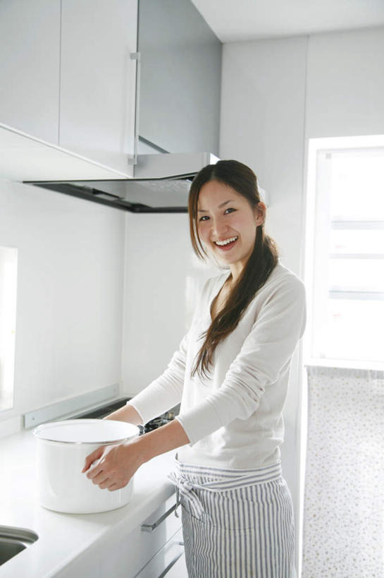 东方人,头发,一个人,站,笑,摸,微笑,露齿笑,竖图,室内,白天,侧面,厨房,窗户,落地窗,亚洲,仅一个年轻女性,仅一个女性,仅一个人,一条,抚摸,握,阴影,服装,光线,锅子,围裙,影子,墙,拿,拿着,扭头,注视,休闲装,黄种人,玻璃窗,墙壁,墙面,一个,衣服,白色,黑色,阳光,观察,看,站着,张嘴,转头,休闲,休闲服,握着,服饰,单个,观看,察看,关注,电饭锅,张大嘴巴,年轻女性,女人,女性,亚洲人,长发,张开嘴,触摸,接触,站立,半身,彩图,灶间