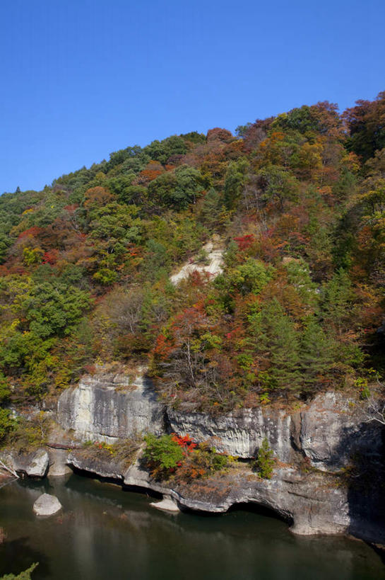 无人,竖图,室外,白天,正面,旅游,度假,草地,草坪,湖,湖泊,石头,美景,山,山脉,水,植物,日本,亚洲,阴影,波纹,光线,石子,影子,湖面,景观,山峰,水流,水面,山峦,娱乐,草,树,树木,蓝色,绿色,蓝天,水纹,天空,阳光,自然,波浪,湖水,群山,天,享受,休闲,景色,放松,生长,成长,自然风光,东亚,本州,本州岛,日本国,东北地方,福岛,福岛县,石块,岩石,彩图