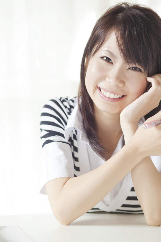 东方人,脸,头,脸颊,头发,一个人,坐,笑,摸,微笑,露齿笑,竖图,室内,白天,正面,窗户,落地窗,桌子,亚洲,仅一个年轻女性,仅一个女性,仅一个人,撑,抚摸,阴影,条纹,服装,光线,影子,墙,注视,休闲装,黄种人,书桌,玻璃窗,墙壁,墙面,衣服,白色,黑色,阳光,课桌,观察,看,休闲,休闲服,服饰,观看,察看,撑着,关注,年轻女性,女人,女性,亚洲人,头部,长发,脸部,脸蛋,面部,触摸,接触,坐着,半身,彩图