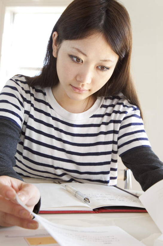 东方人,头发,一个人,坐,笑,微笑,露齿笑,竖图,俯视,室内,白天,阅读,窗户,桌子,报纸,亚洲,仅一个年轻女性,仅一个女性,仅一个人,学习,阴影,条纹,服装,光线,笔,影子,墙,办公用品,记事本,注视,休闲装,黄种人,书桌,玻璃窗,墙壁,墙面,文具,衣服,白色,黑色,阳光,本子,笔记本,课桌,学习用品,观察,看,靠,靠着,倚靠,休闲,休闲服,浏览,服饰,观看,文具用品,察看,倚着,关注,年轻女性,女人,女性,亚洲人,长发,坐着,半身,彩图,高角度拍摄